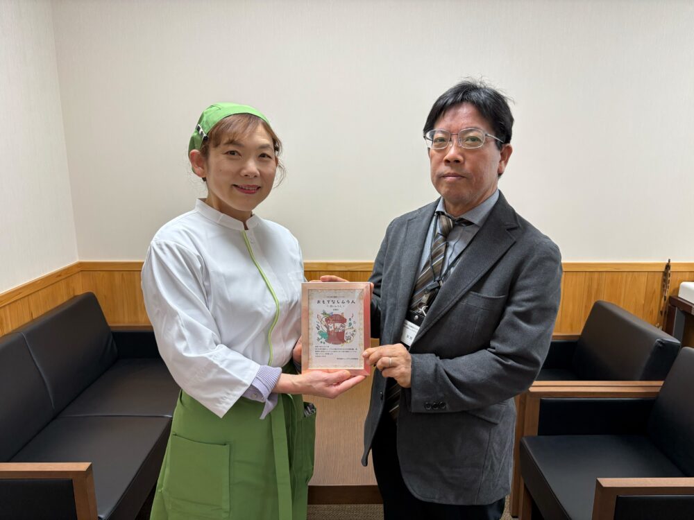 お菓子処わたなべ店主 渡辺康子氏へ委嘱状を交付